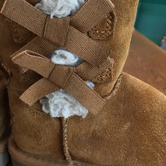 UGGS Koolaburra kids 7 w/dainty bows & row of plush sheepskin peeking from bows. - Picture 4 of 10